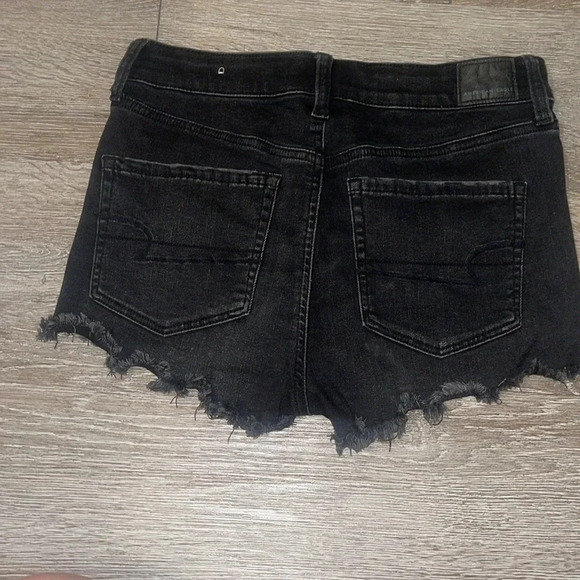 American Eagle size 8 black denim distressed jean shorts - Picture 2 of 6